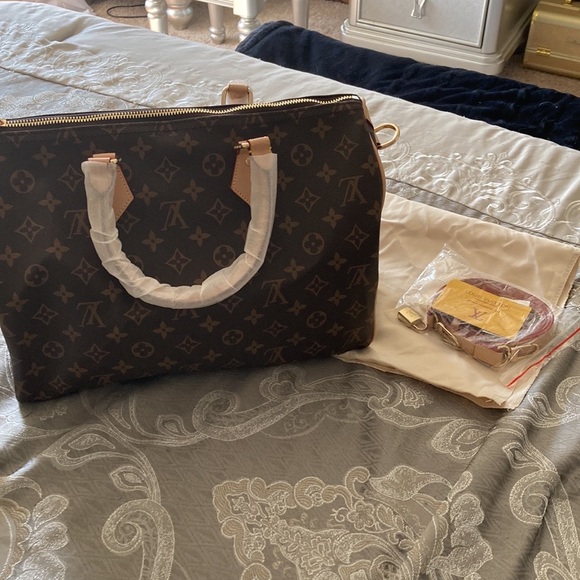 Super cute NEW Louis Vuitton purse😍😍 - Picture 3 of 5